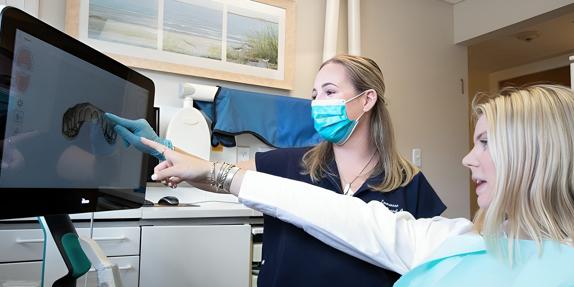 Dentist at coastal dental arts demonstrate 3D dental image to patients